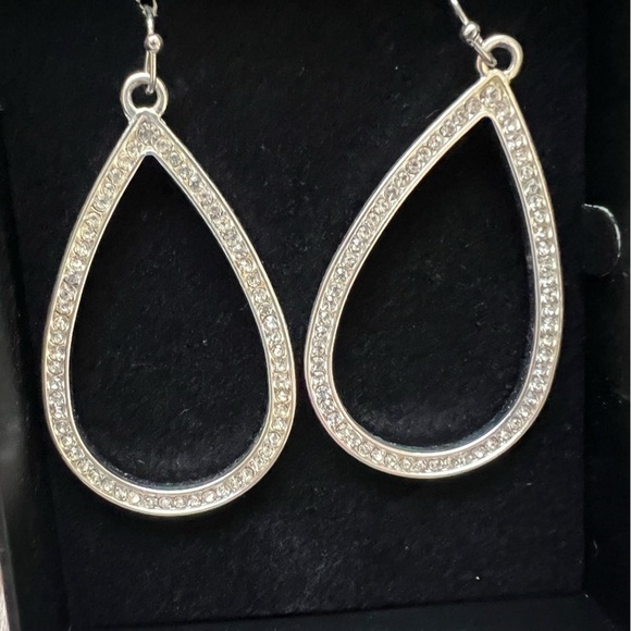 Avon brilliant prestige teardrop earrings and necklace set 2016 silvertone NIB - Picture 2 of 5